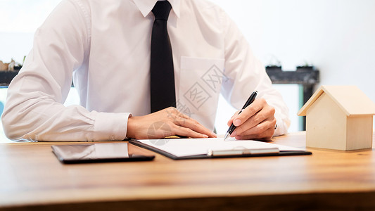与银行工人或房地产代理商会晤签署客户合同商定条件和经批准的申请分析房贷估价背景图片
