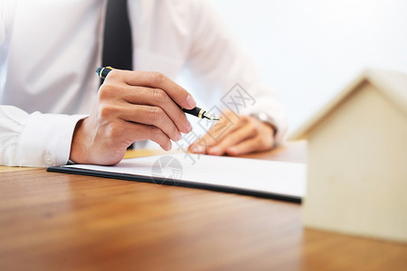 与银行工人或房地产代理商会晤签署客户合同商定条件和经批准的申请分析房贷估价背景图片