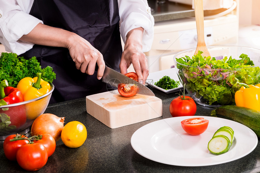 健康妇女制作新鲜蔬菜沙拉配有橄榄油番茄和沙拉图片
