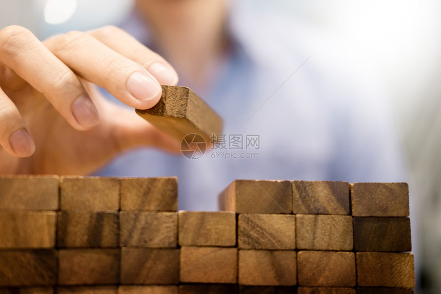 在蓝图或建筑项目概念上玩块木塔游戏的工程师手图片