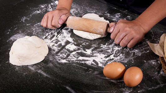 妇女在厨房用面粉鸡蛋和成份手拿面粉鸡蛋和成份图片