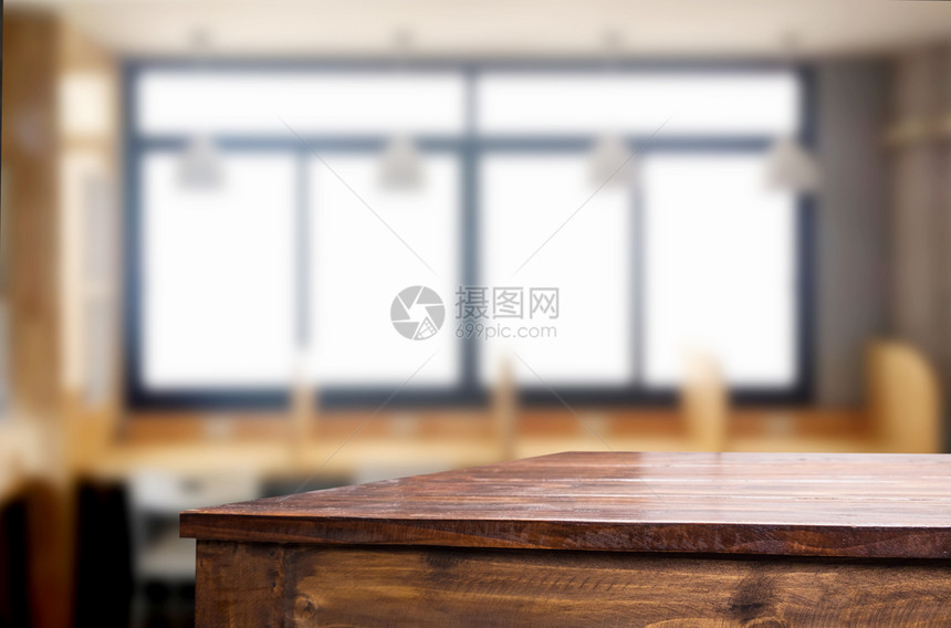 清晨背景中窗口玻璃的模糊位置上空木板表用于照片补装或产品显示图片