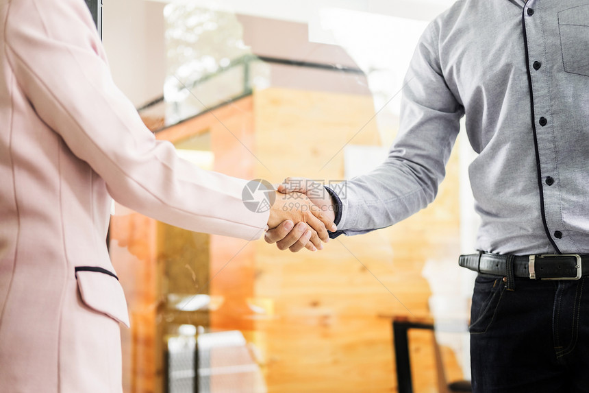 两个自信的商人在办公室开会时握手成功交易问候和伙伴概念图片