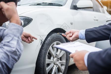 汽车政策在审查事故后车辆索赔时在剪贴板上写作背景