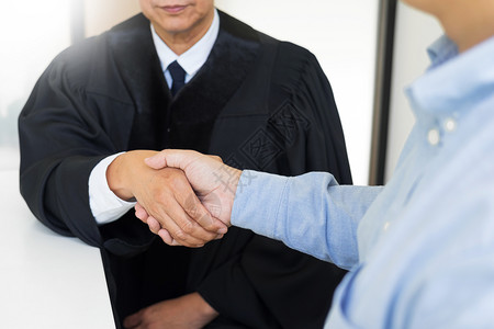在法庭背景律师服务概念方面提供咨询后法官和客户握手图片