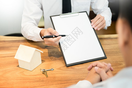 房地产代理商和客户签署合同商定条件背景图片