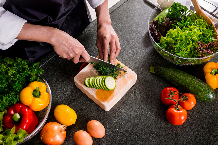 健康妇女制作新鲜蔬菜沙拉配有橄榄油番茄和沙拉图片