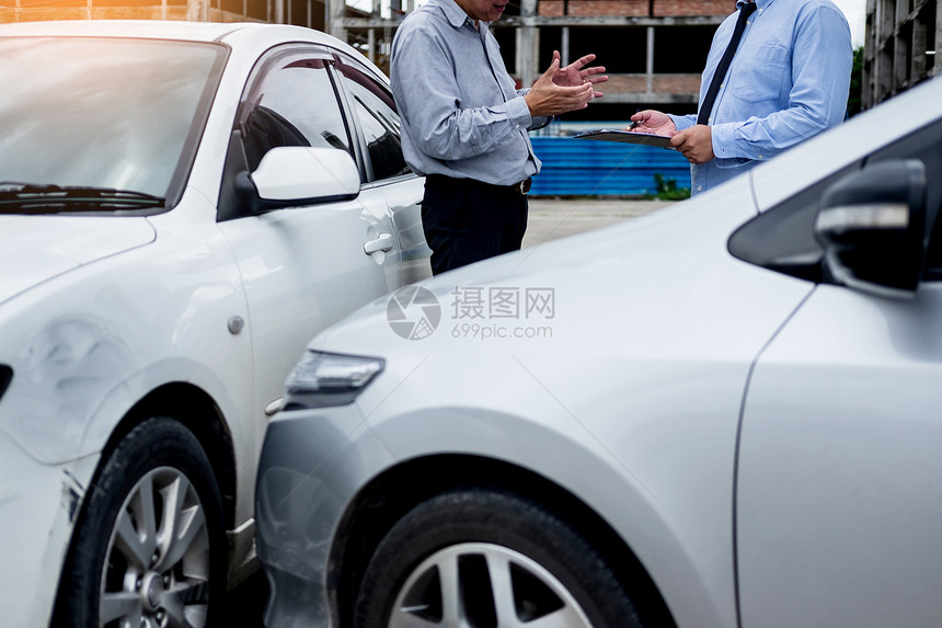 在审查事故后车辆索赔时在剪贴板上写作图片