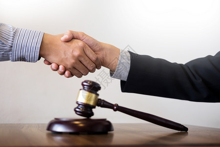 在法庭背景律师服务概念方面提供咨询后法官和客户握手背景图片