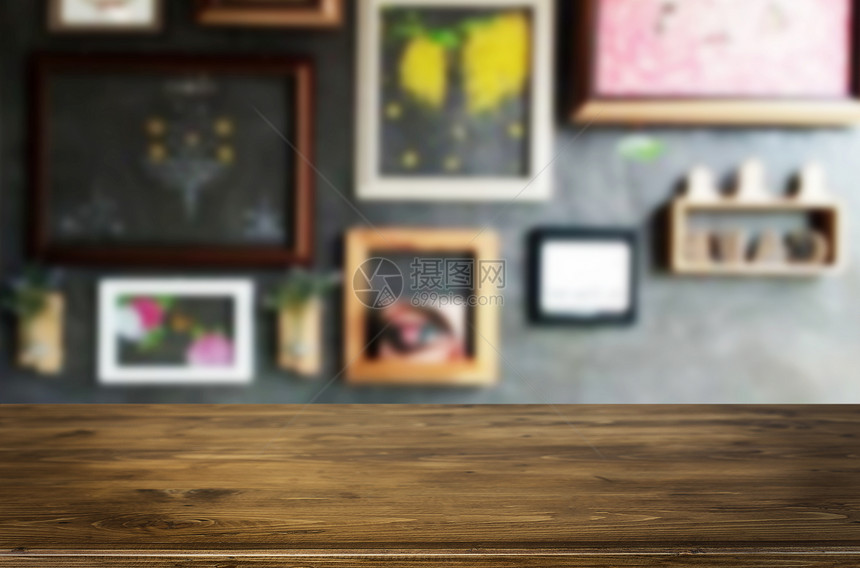 棕色木制桌和咖啡店或餐馆背景模糊带有bokeh图像用于相片补装或产品显示图片