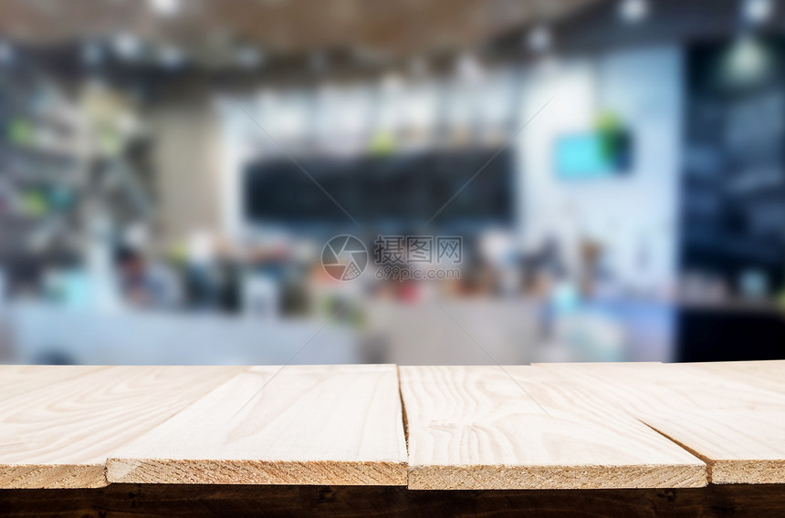 选中的空棕色木桌和咖啡店背景模糊带有bokeh图像用于您的相片补装或产品显示图片
