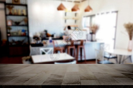 棕色木制桌和咖啡店或餐馆背景模糊带有bokeh图像用于相片补装或产品显示背景图片