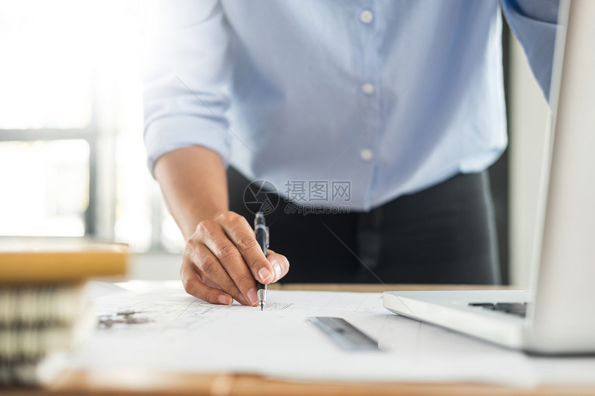 工程师与建筑师在桌子上计划手绘蓝印图片