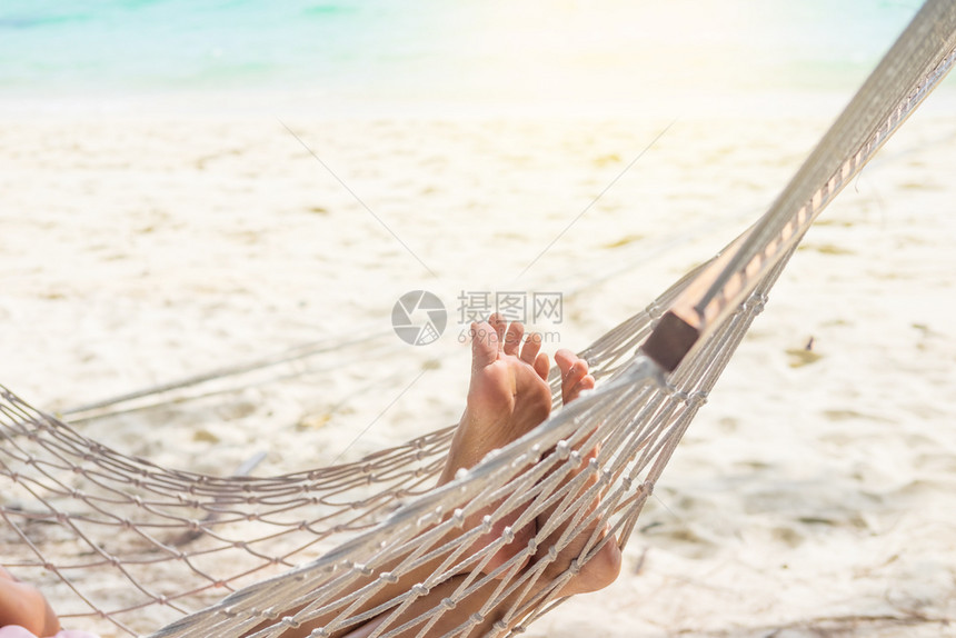 女人在海滩的吊床上放松图片