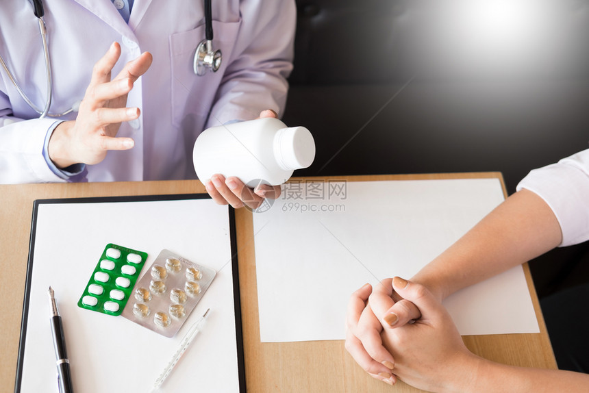 医生手握药片在医院向病人解释图片