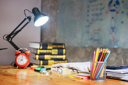 书籍类APP具有典型木制长椅书籍和黑板用品的彩色设备类返回学校教师和假日贺礼图标教育知识日概念背景