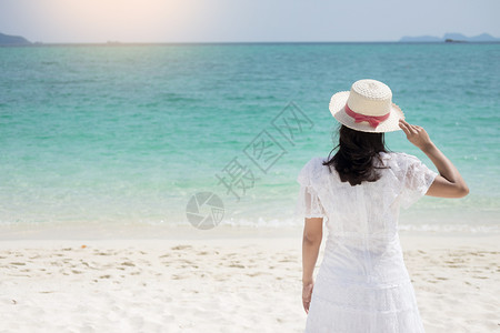 一个美丽的女人在海滩上放松享受阳光图片