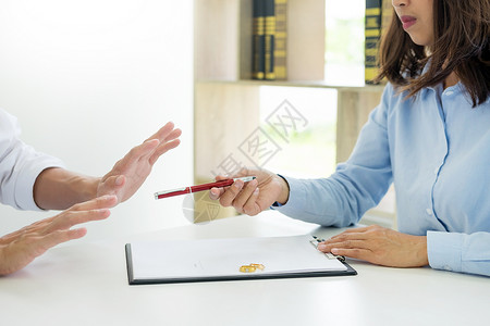 男子不愿签署合同或离婚申请表协议背景图片