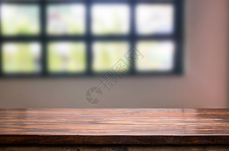 位于背景模糊的客厅前木板空桌间平台可用于显示或更新产品模拟显示产品背景图片