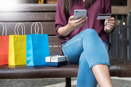 透过智能手机购物中心袋等智能手机在网上用信卡支付图片
