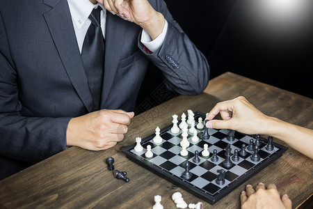 在竞争委员会游戏中将象棋数字用于发展分析战略思想管理背景图片