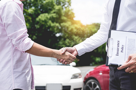 客户在车祸后同意协议后与保险代理商握手图片