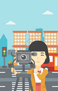 视频采访一名亚洲青年摄影师在三脚架上观看摄像头矢量插图插画
