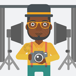 在摄影棚拿着照相机的非裔摄影师图片