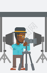 工作中摄影师用三脚架拍摄的非裔摄影师矢量图设计图片
