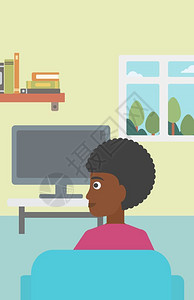 一名坐在客厅沙发上看电视的非裔女子图片