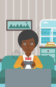 坐在沙发上玩游戏的非裔女子矢量图图片