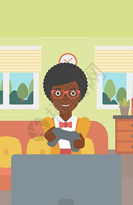 坐在沙发上玩游戏的开心的非裔女子矢量图图片