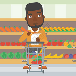 在超市满载产品持有购物清单的非裔男子图片