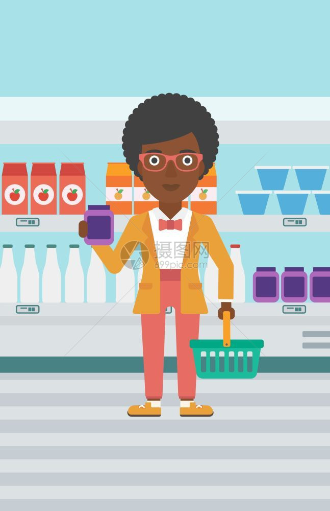 一名在超市购买酸奶的非裔女子图片