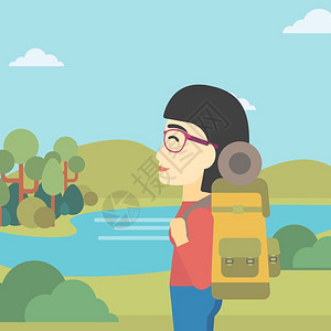 享受着山和湖的风景的女性背包客图片