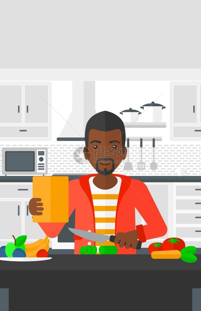 一名在厨房中切菜的非裔男子图片