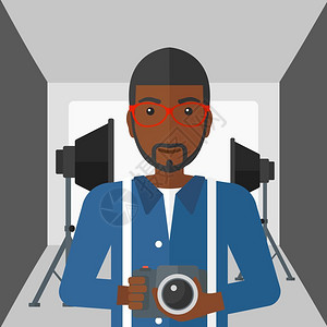 手拿照相机的非裔摄影师图片