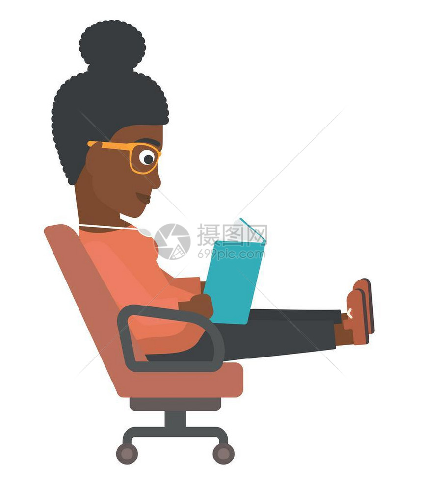 一位坐在椅子上阅读书籍的非裔美国女图片