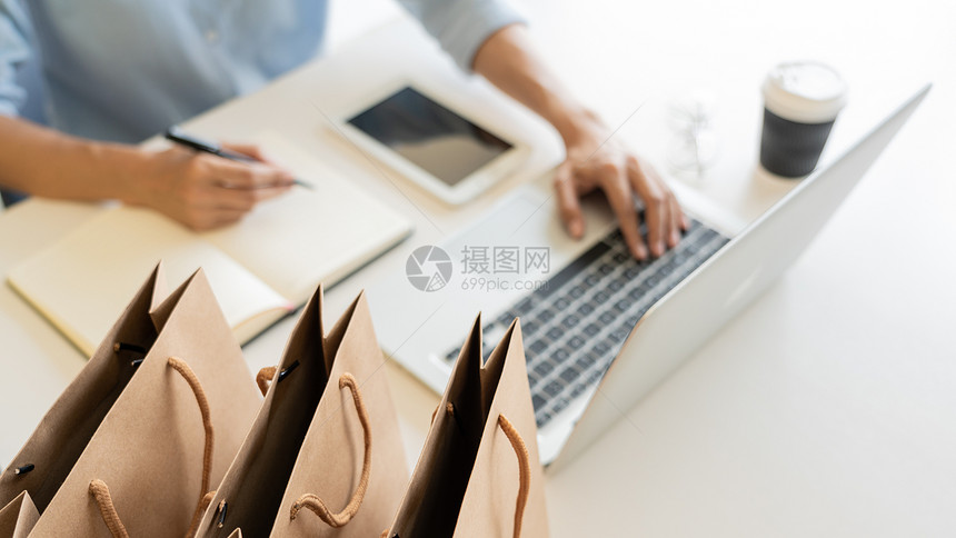 在家数字平板电脑上网购物浏览寻找需求并希望产品内容敦促用信卡付款购买图片