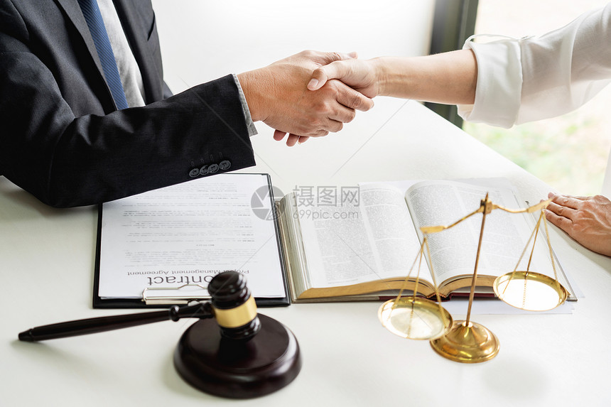 律师和客户在签订合同协议之后握手图片