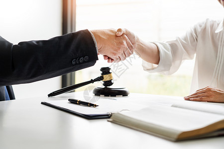 律师和客户在签订合同协议之后握手图片
