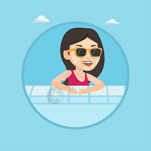 女子在度假村的游泳池里游泳图片