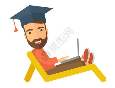 一名青年男子坐在沙滩上身着毕业帽子携带笔记本电脑矢量插图图片
