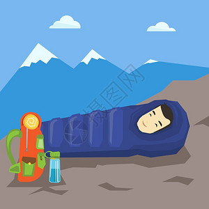 在山上露营的睡袋里的人图片