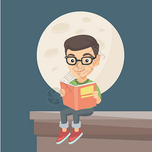 月亮下的小男孩在屋顶上阅读一本书图片