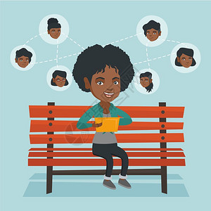 坐在长椅上使用平板电脑网上交友的非洲女孩卡通矢量插画图片