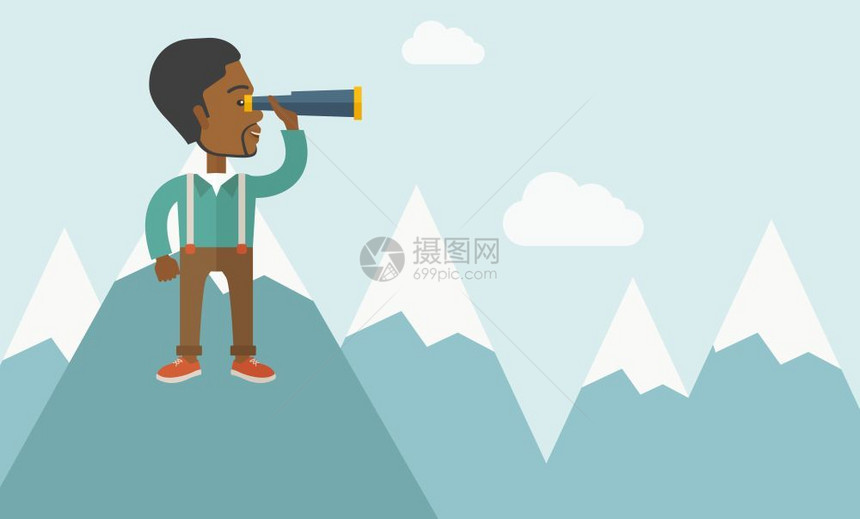 男人拿着望远镜看蓝色山顶图片
