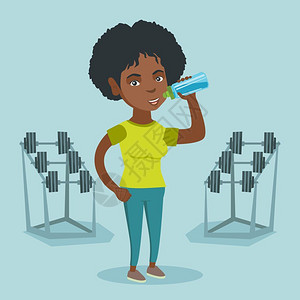 非裔女子在健身房里站着喝水图片