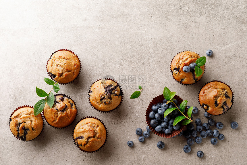 蓝莓松饼和新鲜蓝莓浆果顶视图图片