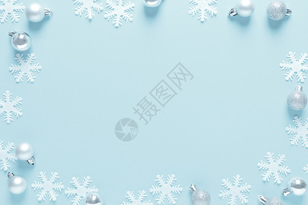 平铺雪花圣诞节新年或节假日冬季庆贺卡装饰球和蓝底雪花的框平地构成顶视图文字空间背景